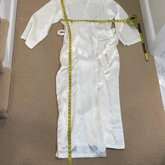 Robe, Valentino, ivory satin (poly) with lace. - Picture 7 of 11